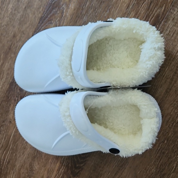 Foamwalk Other - NWT Kids Foamwalk White Furry Lined Clogs, size 13/1
